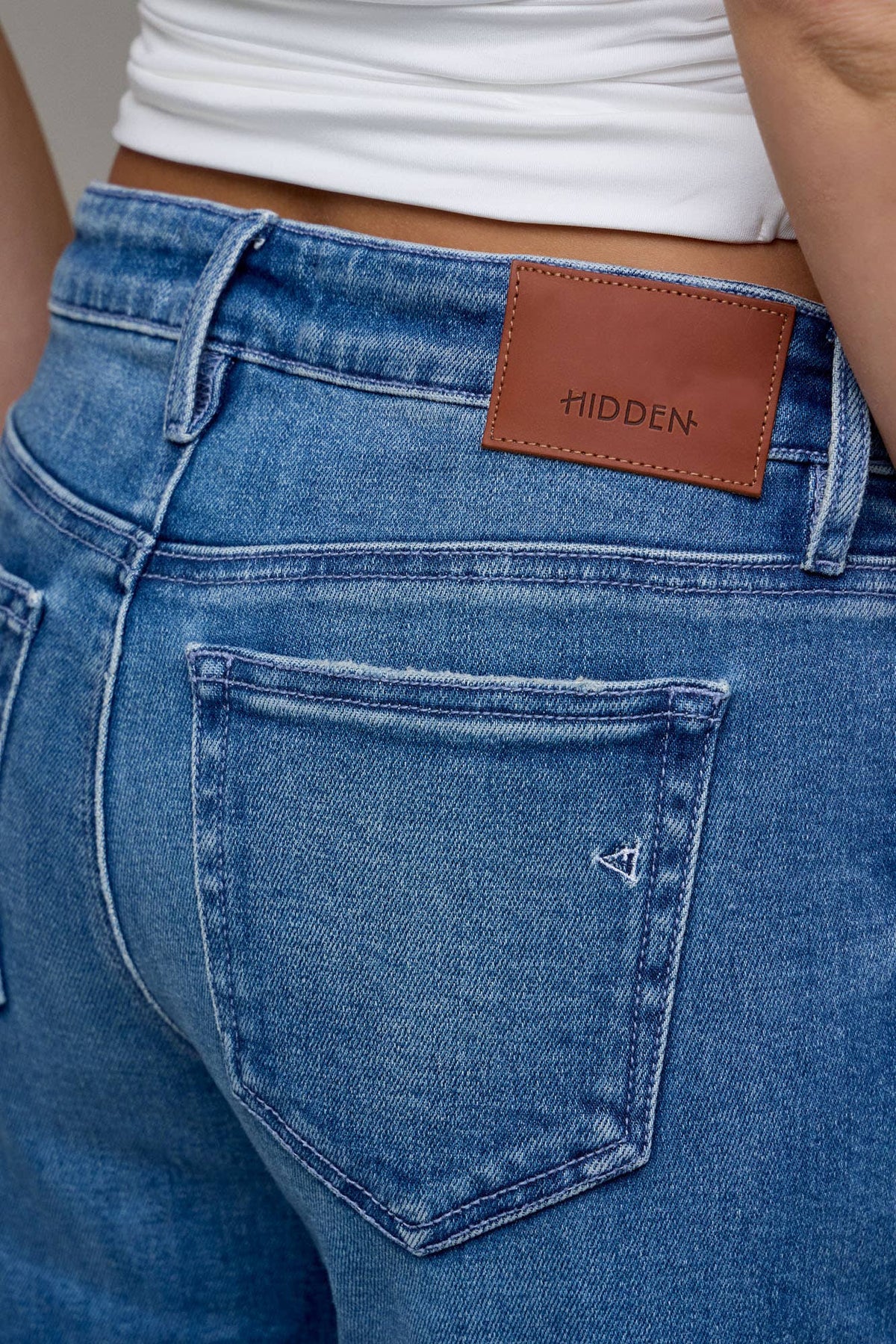 Hidden Medium Wash Stretch Low Rise Cropped Classic Straight