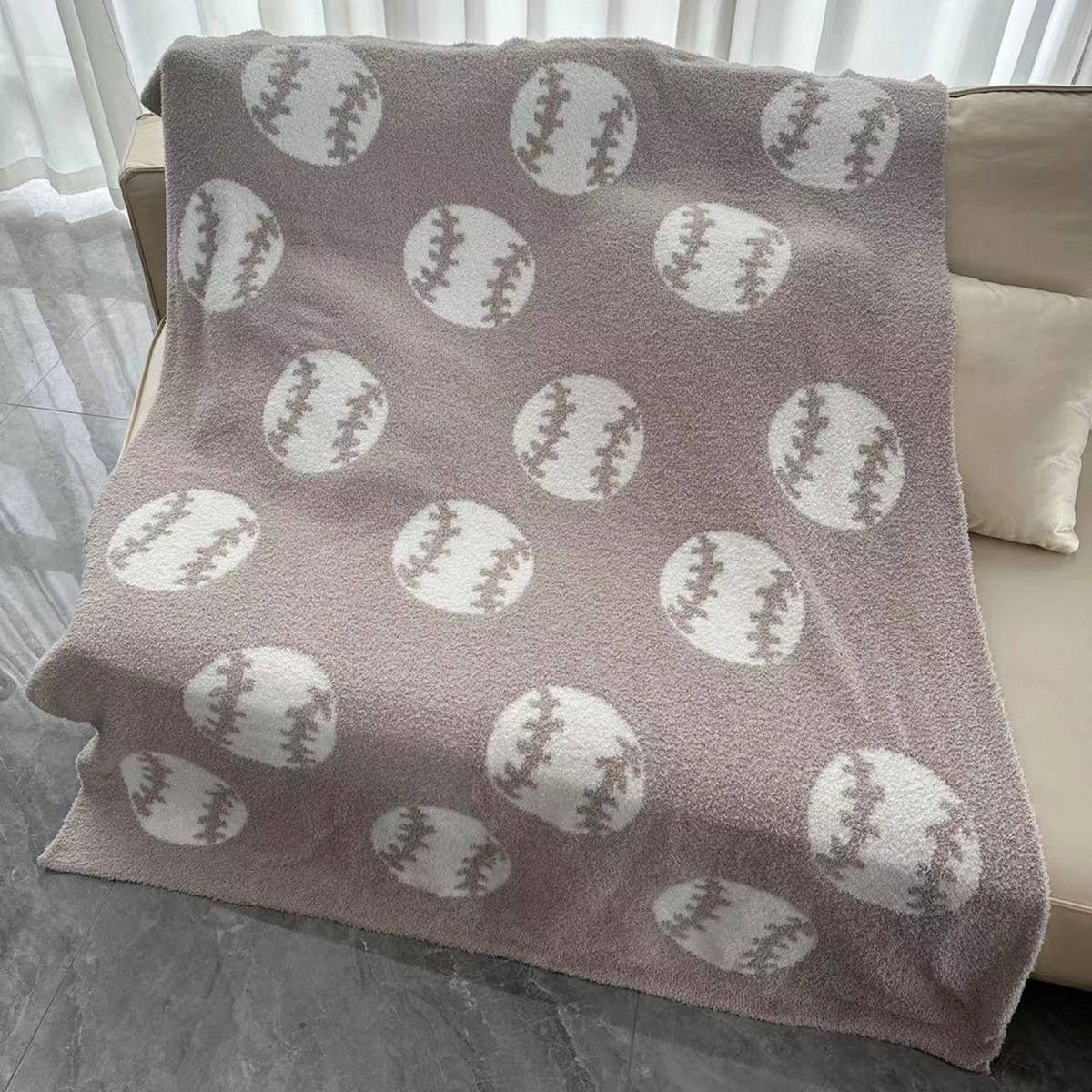 BALL PATTERN KNITTED BLANKET