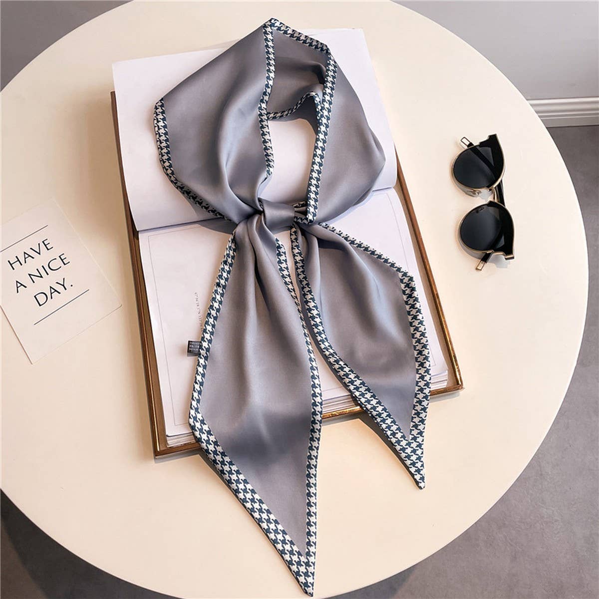 FASHIONABLE AND VERSATILE DOUBLE-LAYER SCARF