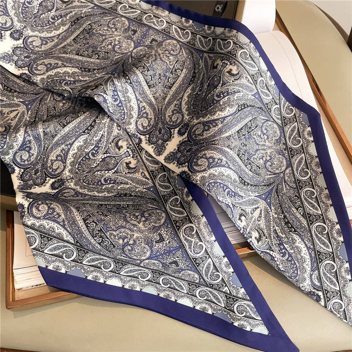 FASHIONABLE AND VERSATILE DOUBLE-LAYER SCARF