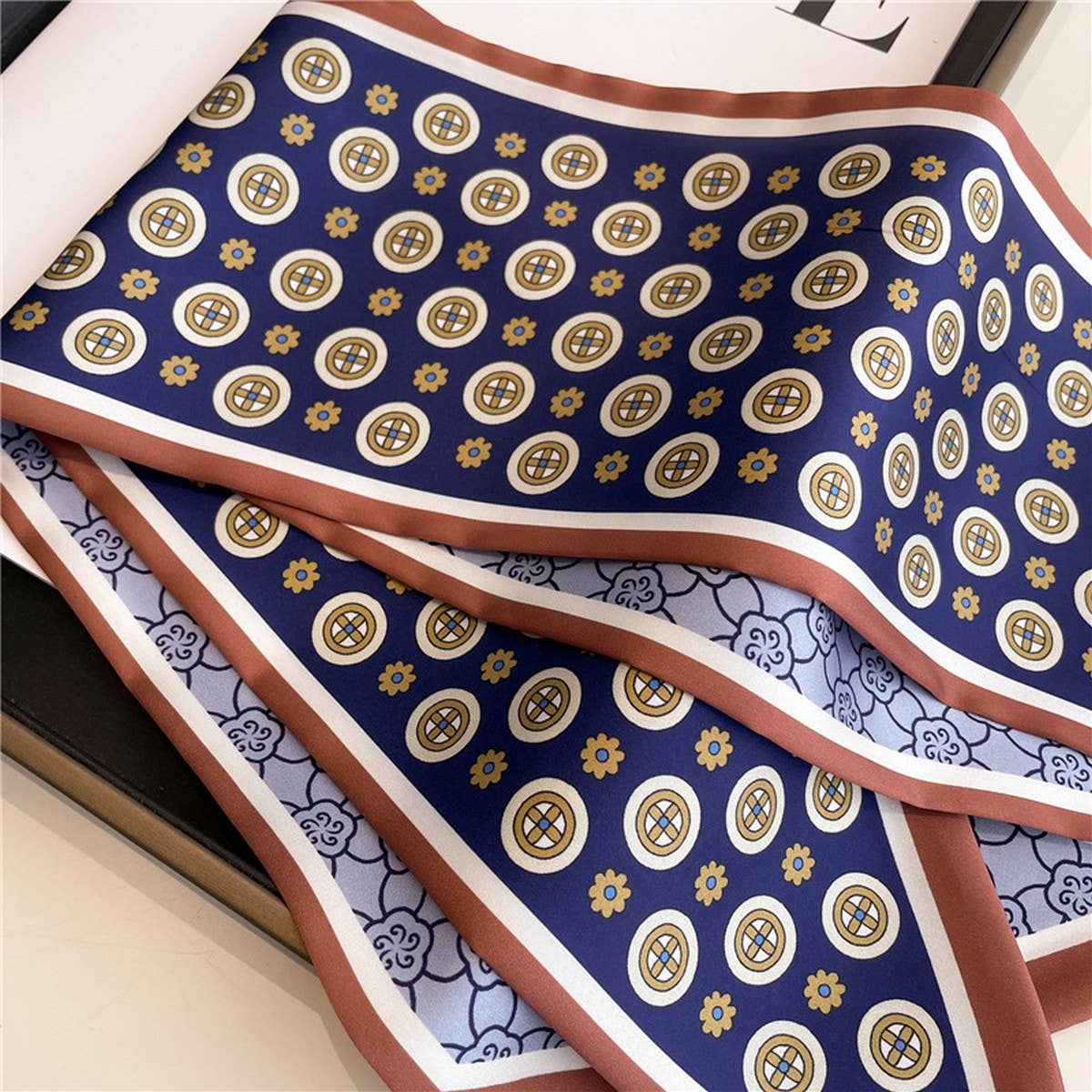FASHIONABLE AND VERSATILE DOUBLE-LAYER SCARF