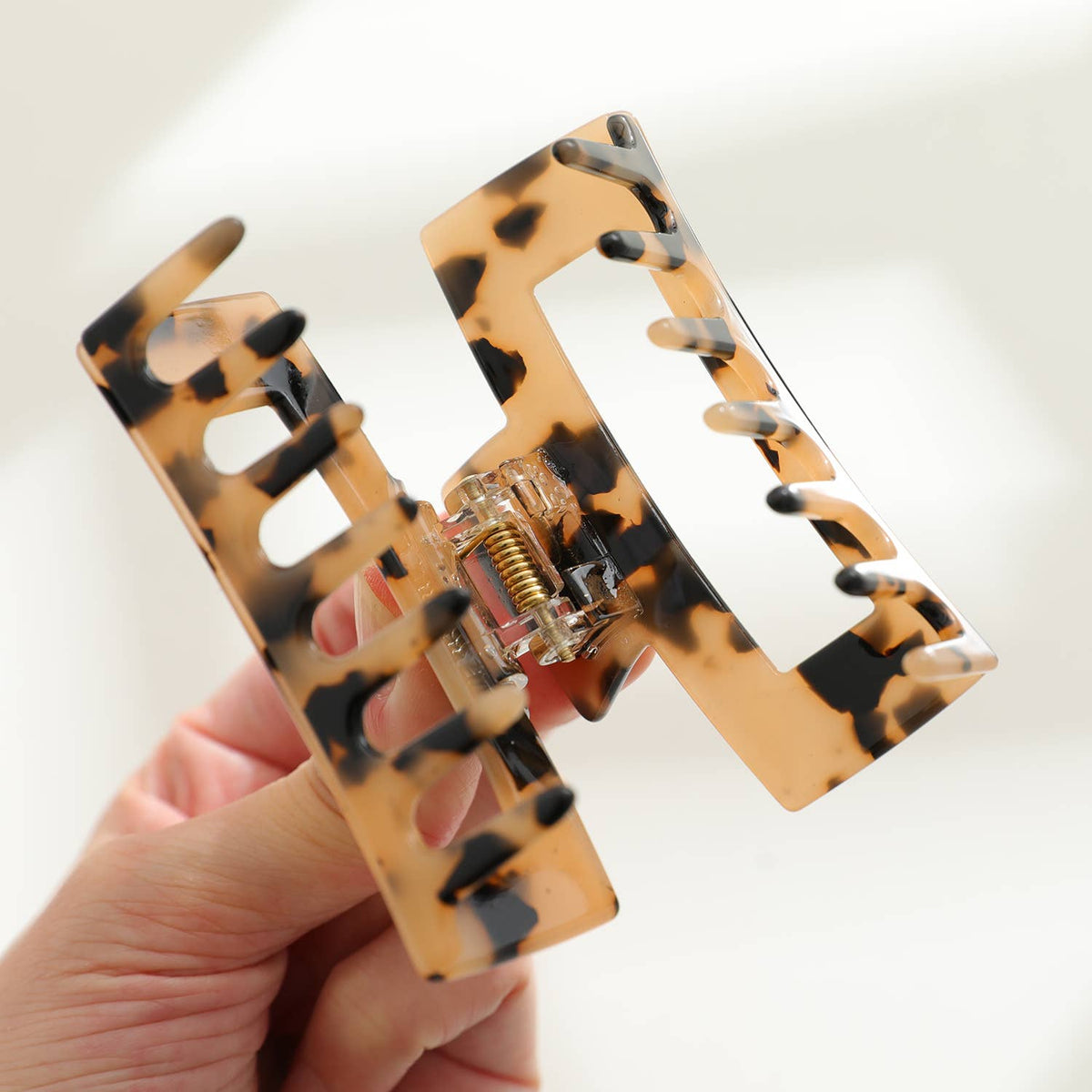Luna Medium Core | Classic Medium Rectangle Claw Clip