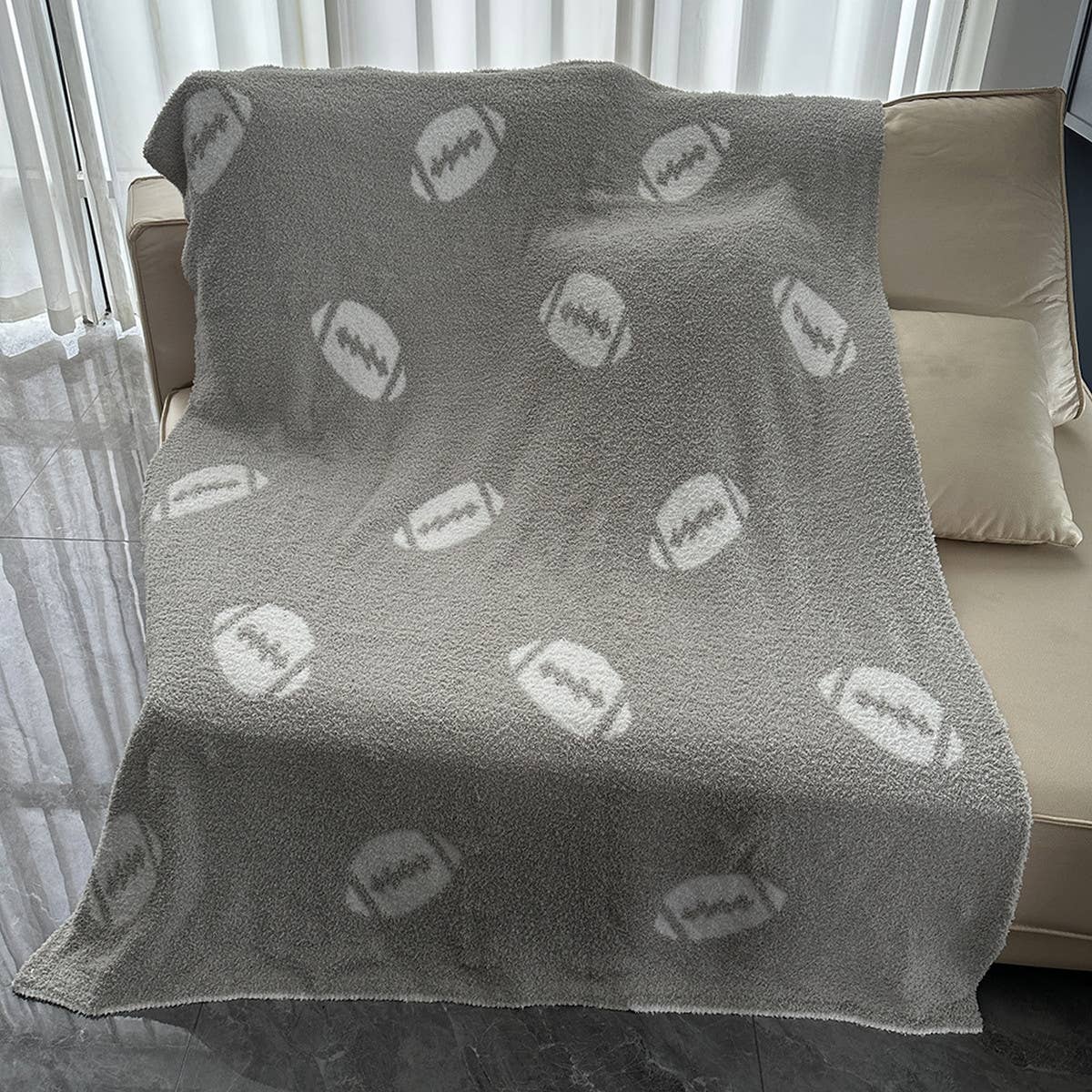 BALL PATTERN KNITTED BLANKET