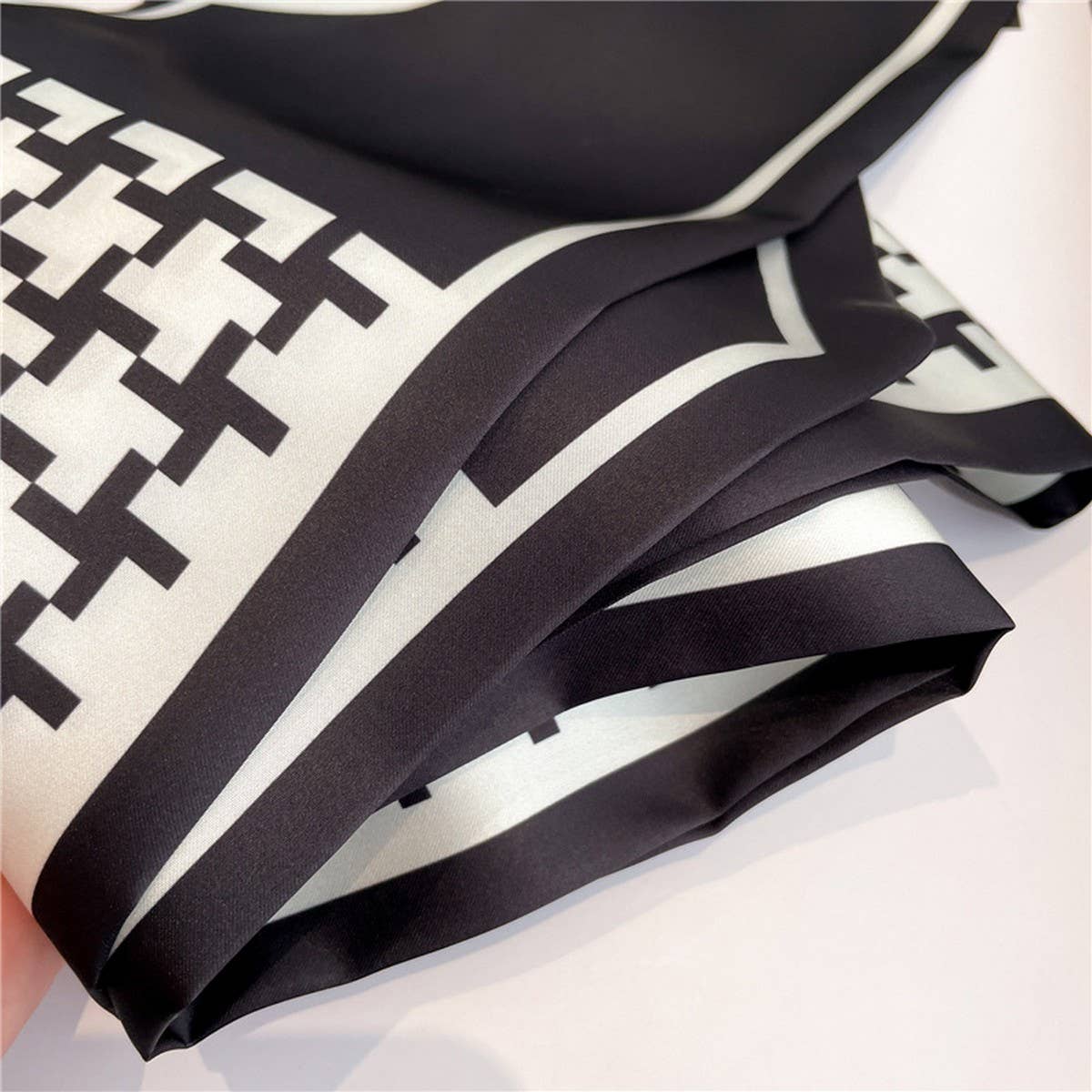 FASHIONABLE AND VERSATILE DOUBLE-LAYER SCARF