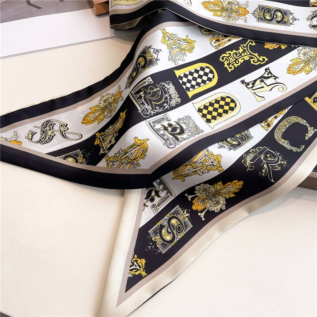 FASHIONABLE AND VERSATILE DOUBLE-LAYER SCARF