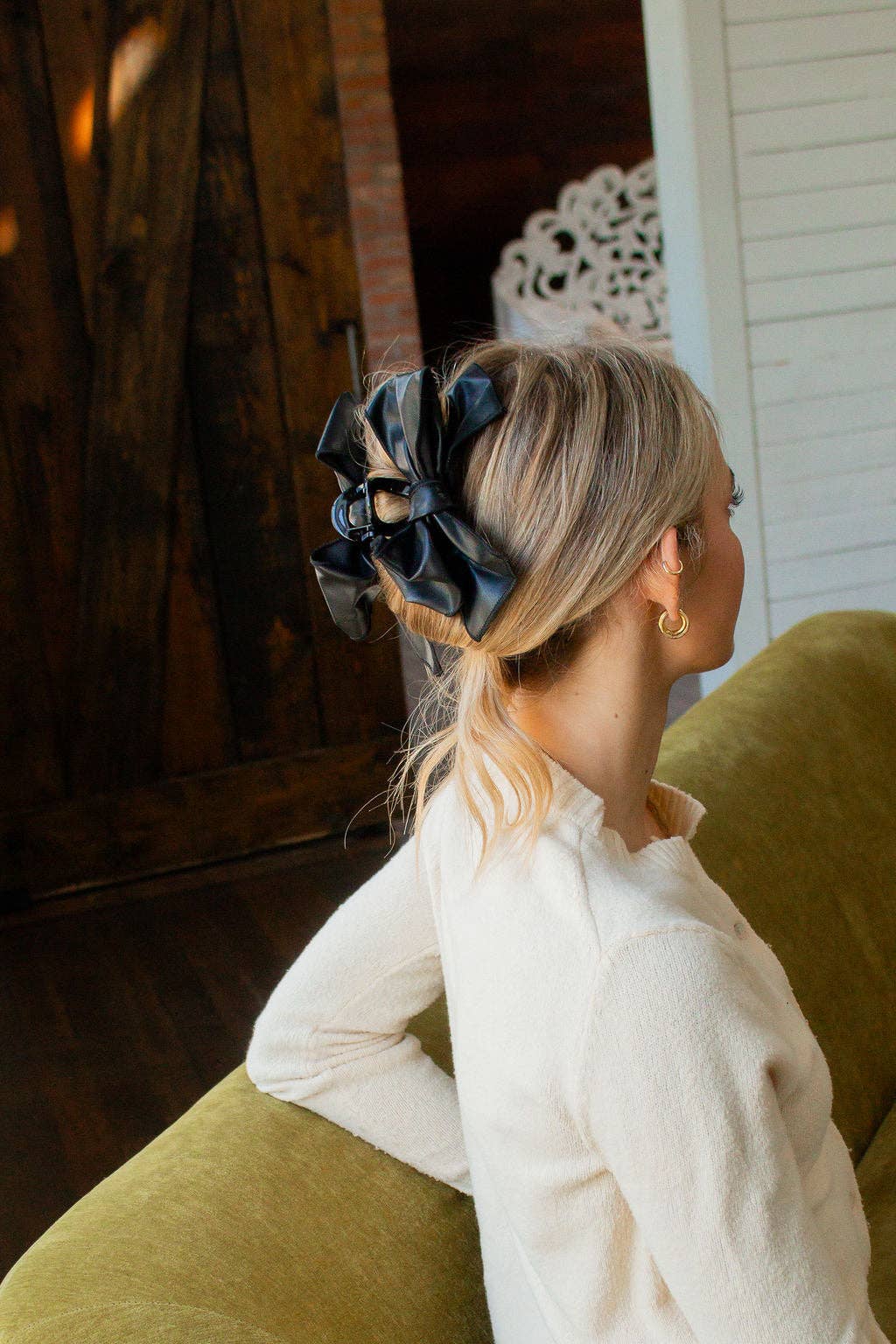 Grand Leather Bow Claw Clip
