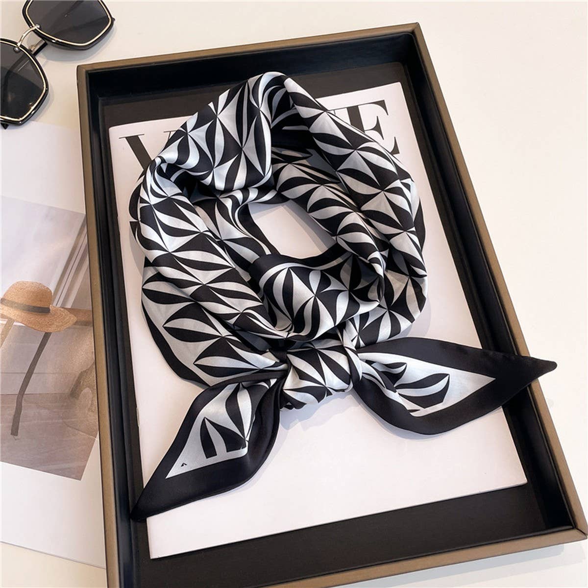 FASHIONABLE AND VERSATILE DOUBLE-LAYER SCARF