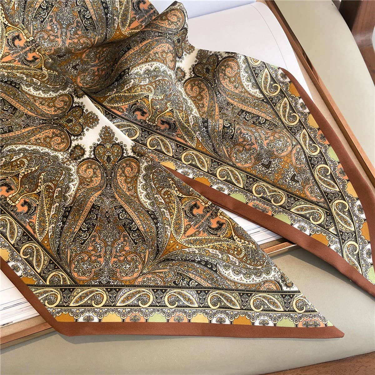 FASHIONABLE AND VERSATILE DOUBLE-LAYER SCARF