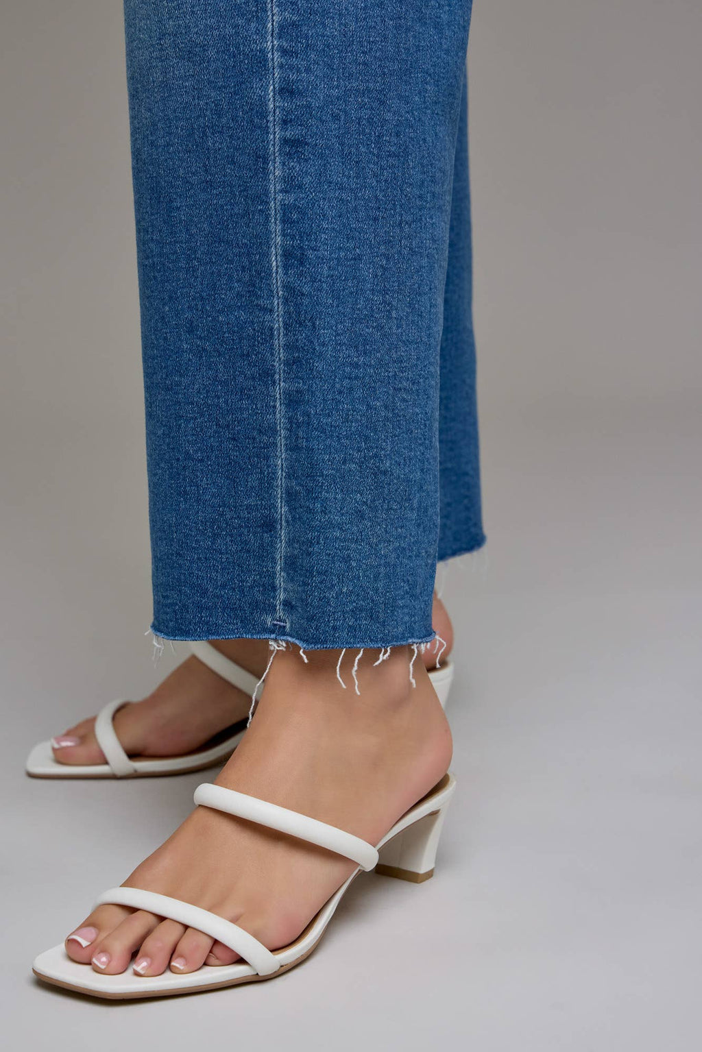 Hidden Medium Wash Stretch Low Rise Cropped Classic Straight
