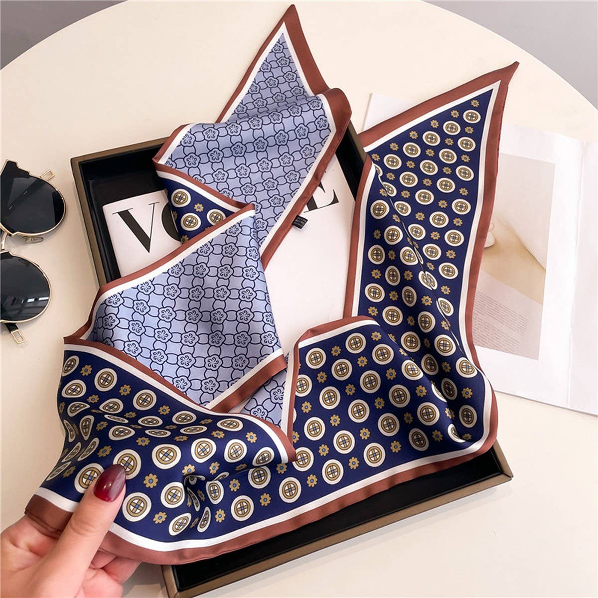 FASHIONABLE AND VERSATILE DOUBLE-LAYER SCARF